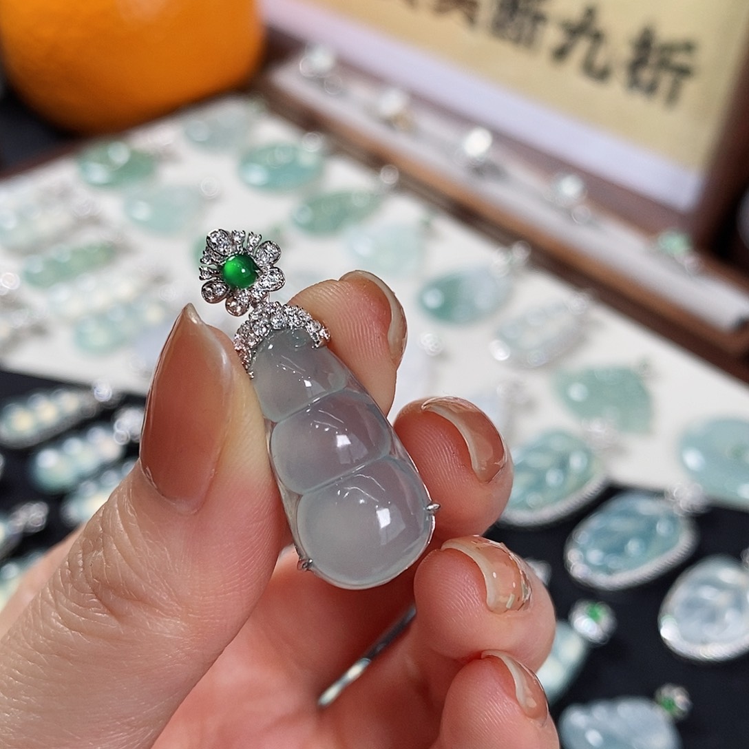 翡翠18K金镶嵌颈饰天然缅甸翡翠吊坠福豆