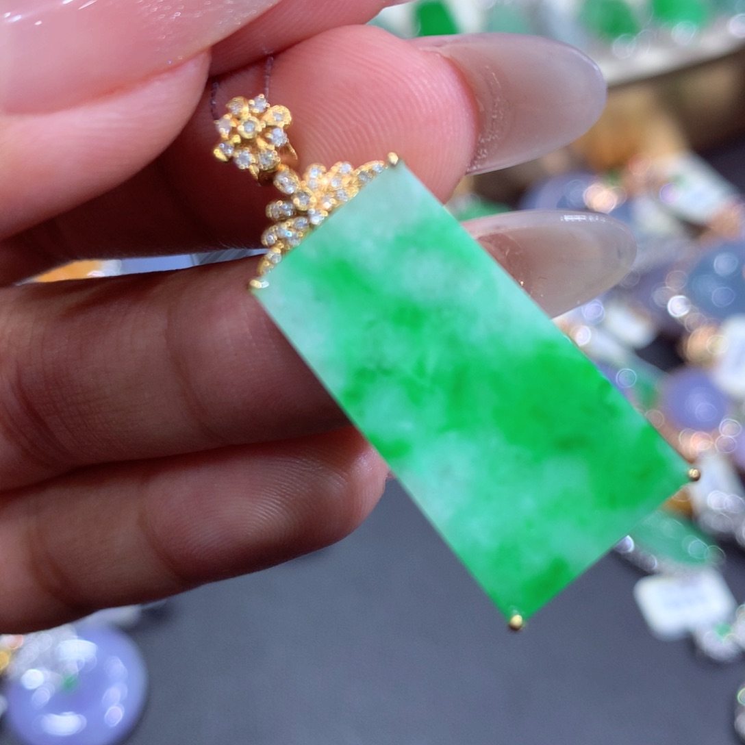 翡翠吊坠(赠链)18K金镶嵌