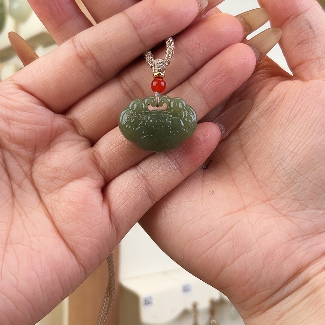 鱼***姐和田玉未镶嵌吊坠(赠链)