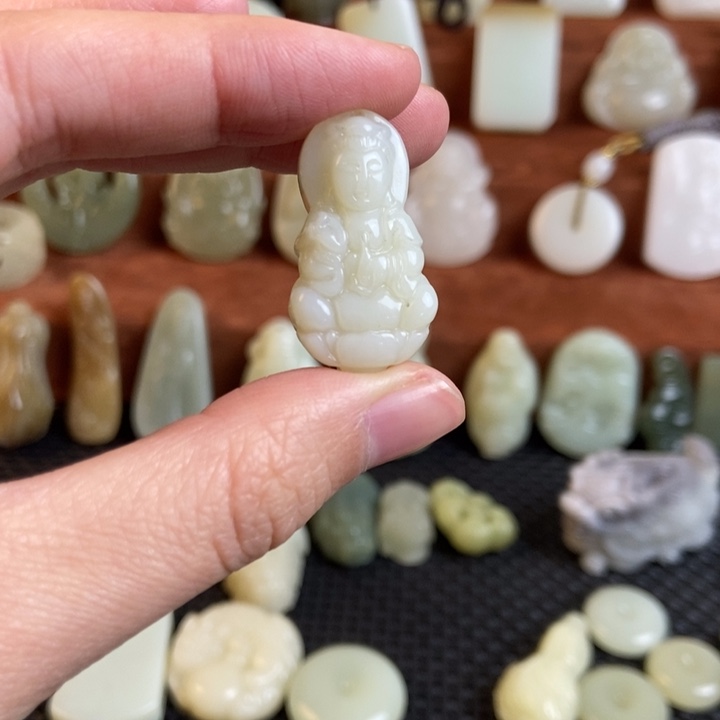 李***境和田玉未镶嵌颈饰