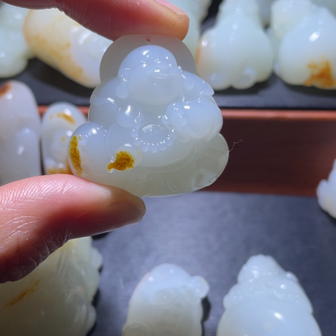 ****儿和田玉未镶嵌颈饰