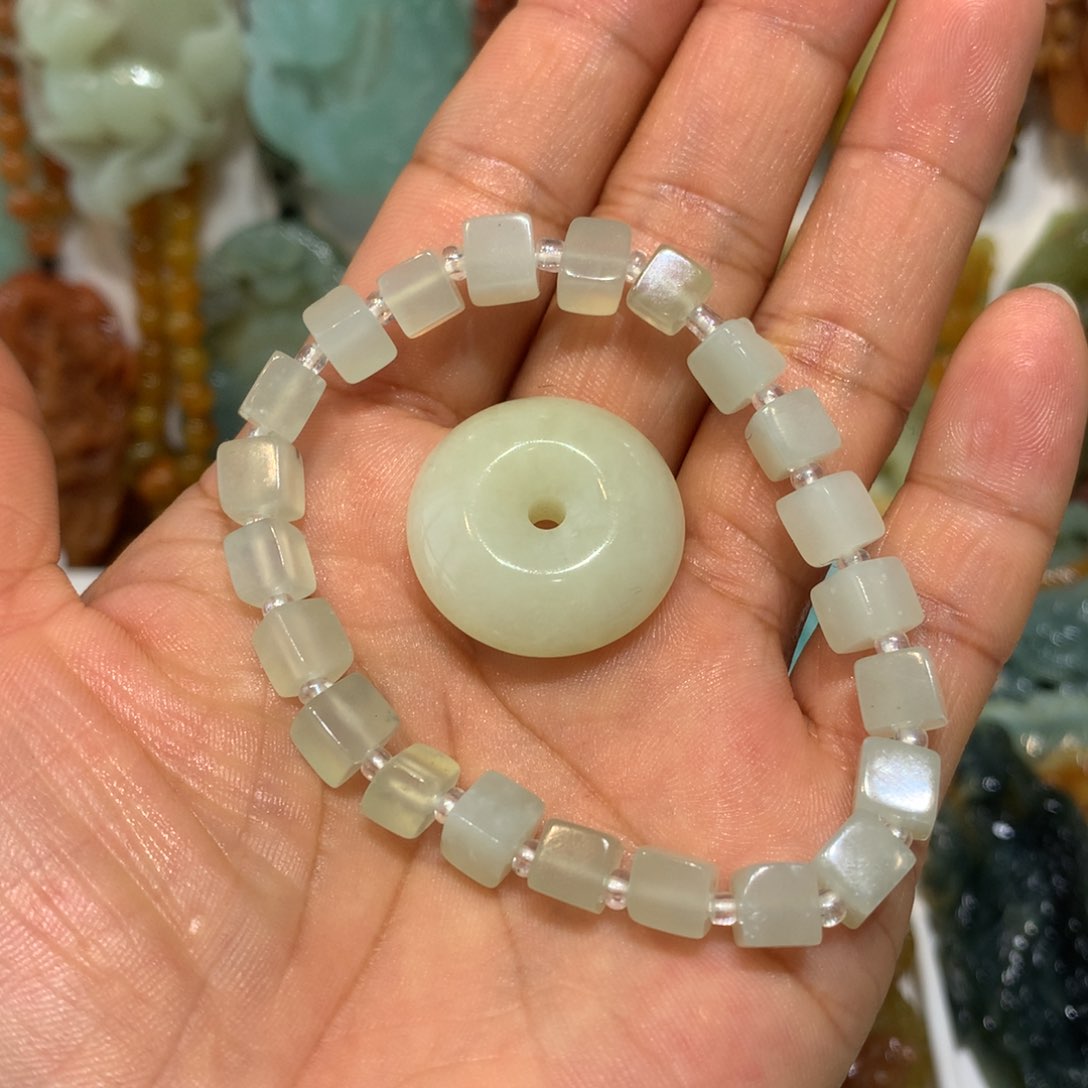 蛇纹石玉未镶嵌颈饰