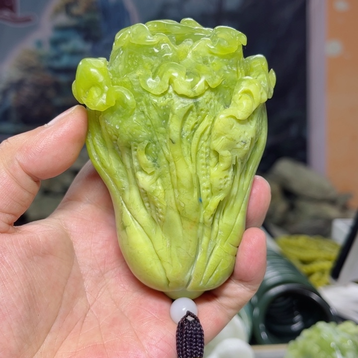 蛇纹石玉手把件未镶嵌朱*。