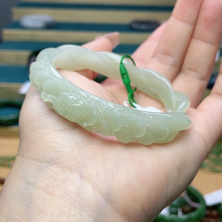 和田玉手镯59圈口。编号75未镶嵌