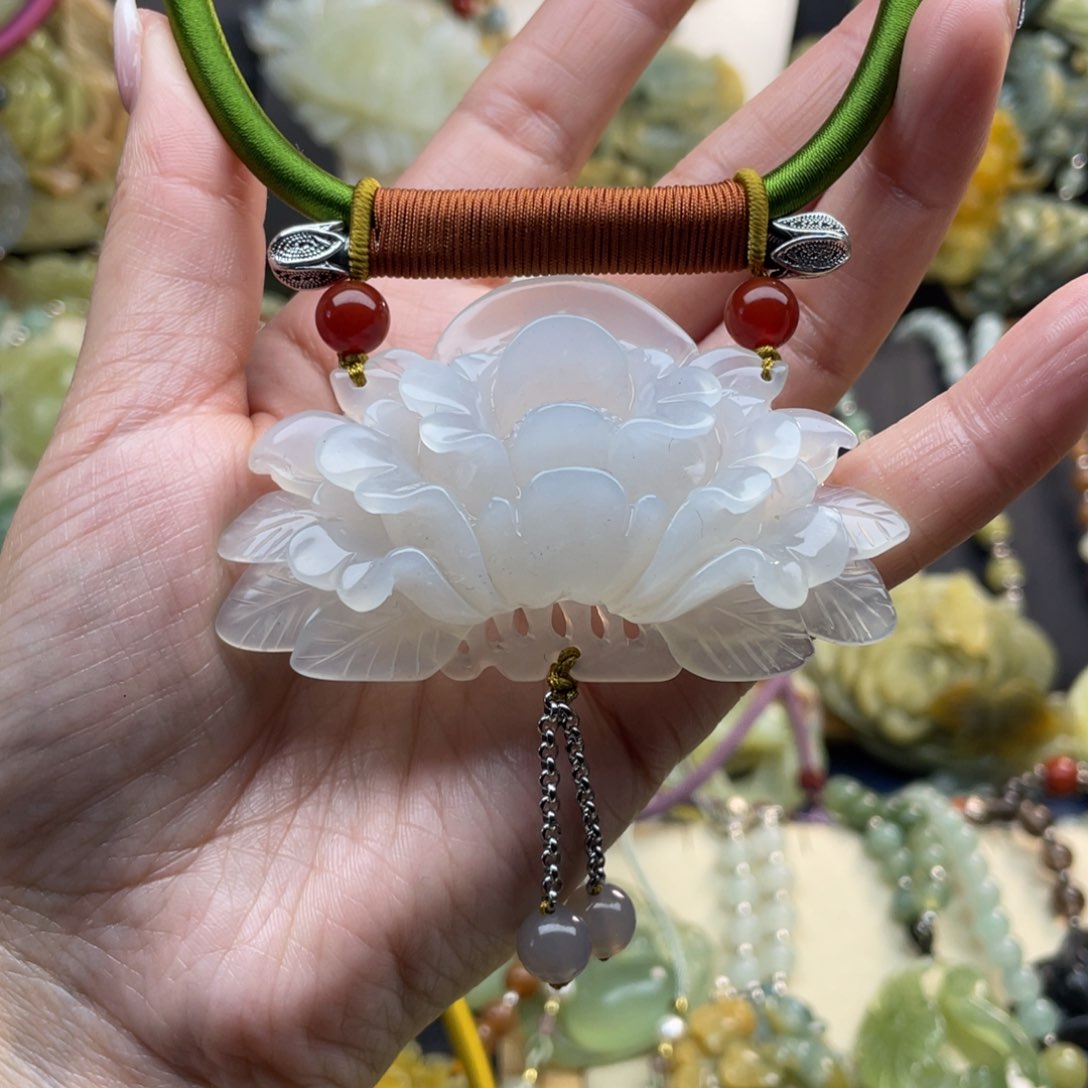 蛇纹石玉颈饰未镶嵌