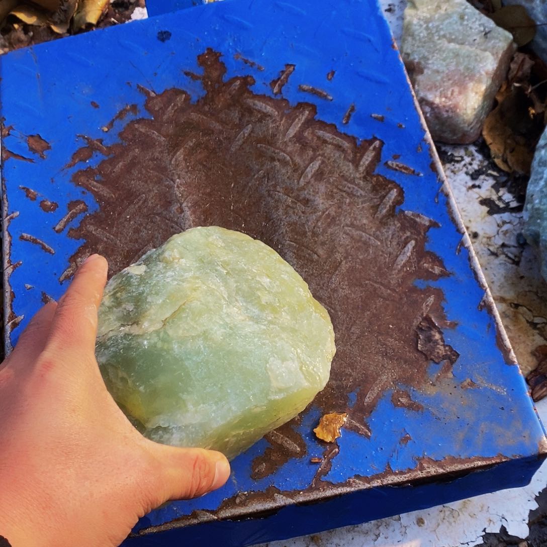 未镶嵌蛇纹石玉珠宝奇石