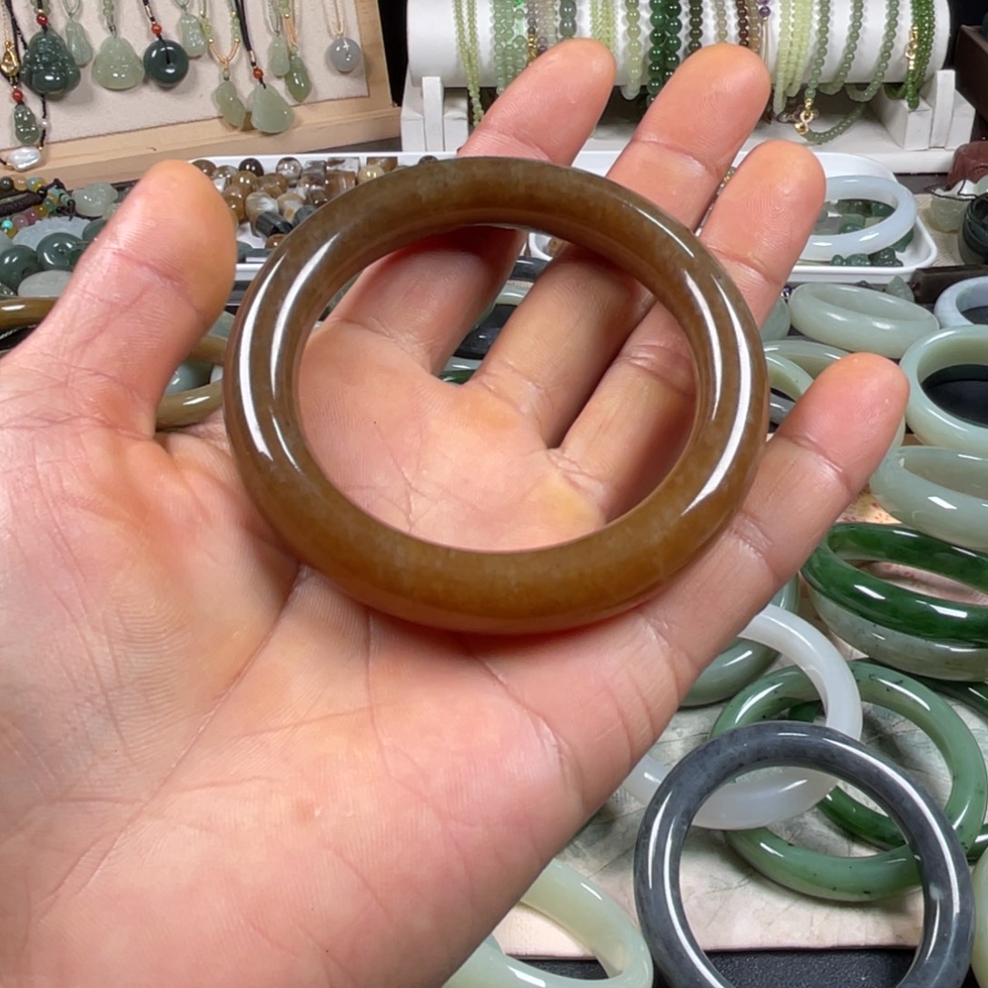 白***芷和田玉（糖玉）未镶嵌手镯和田玉手镯未镶嵌