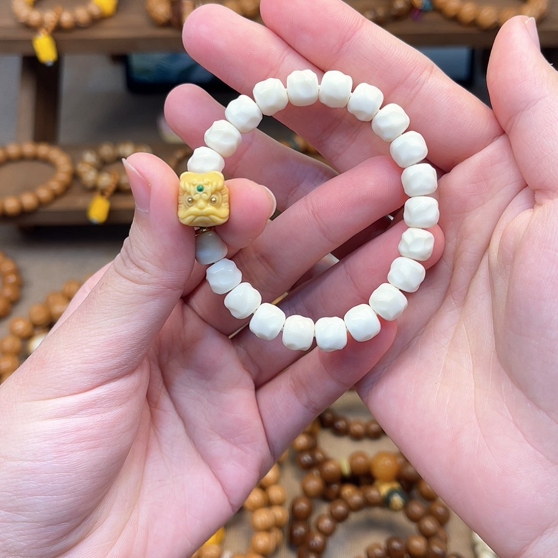白玉菩提手串不**新搭配醒狮