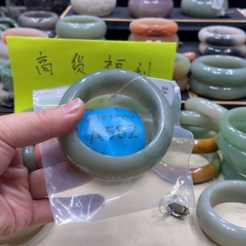 未镶嵌手镯石英质玉兰*，