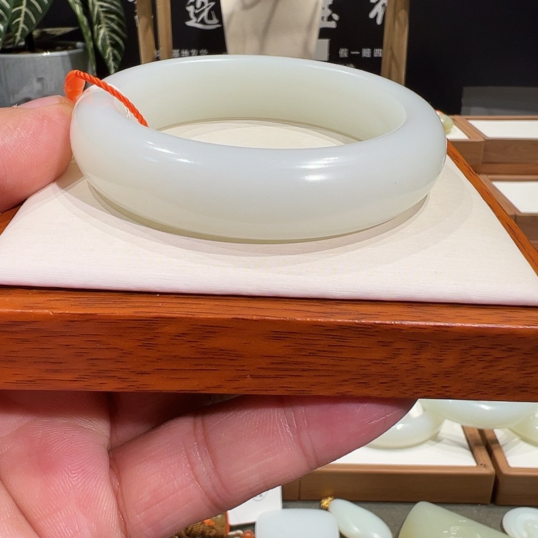 和田玉手镯未镶嵌小*?