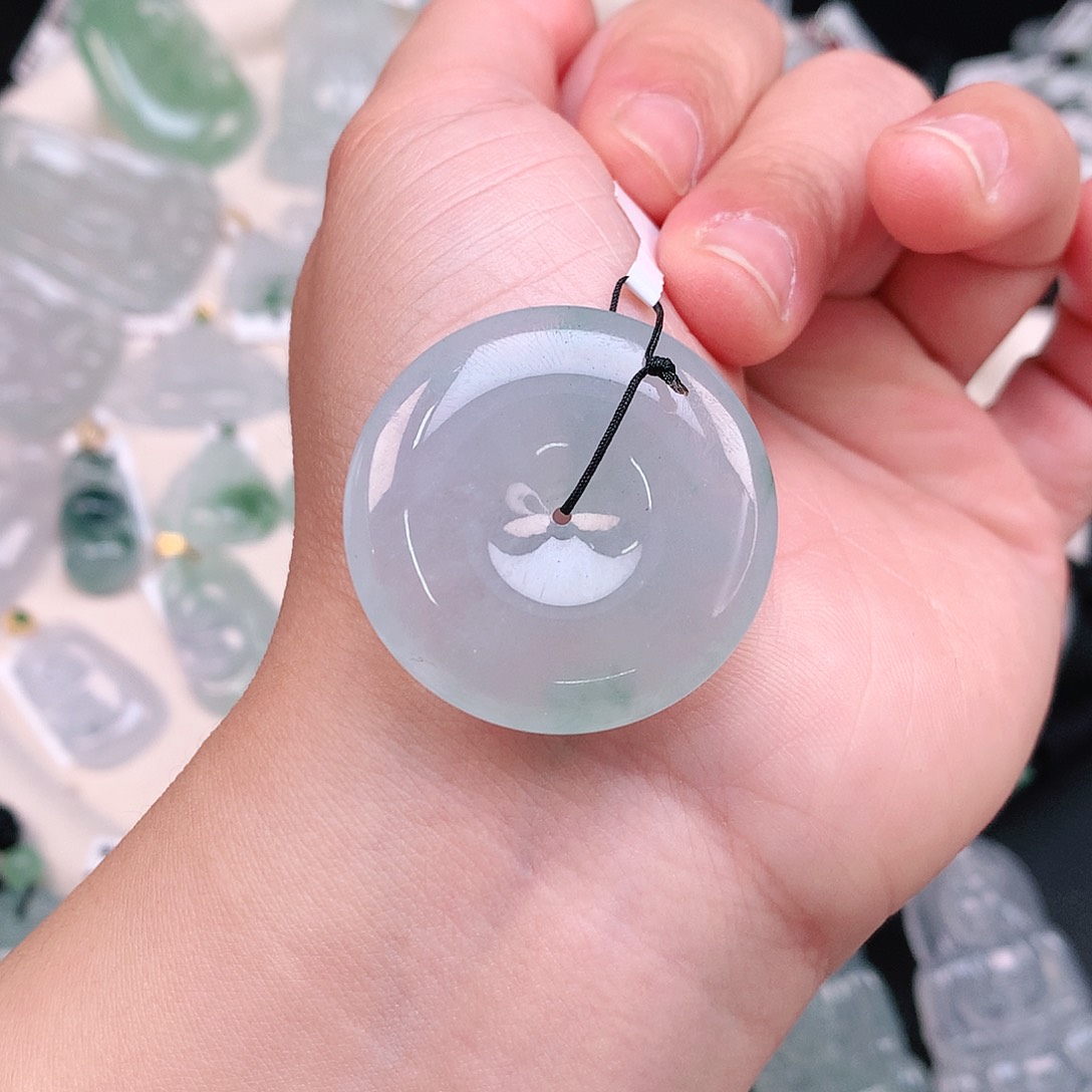 翡翠颈饰未镶嵌冰胶飘绿扣子