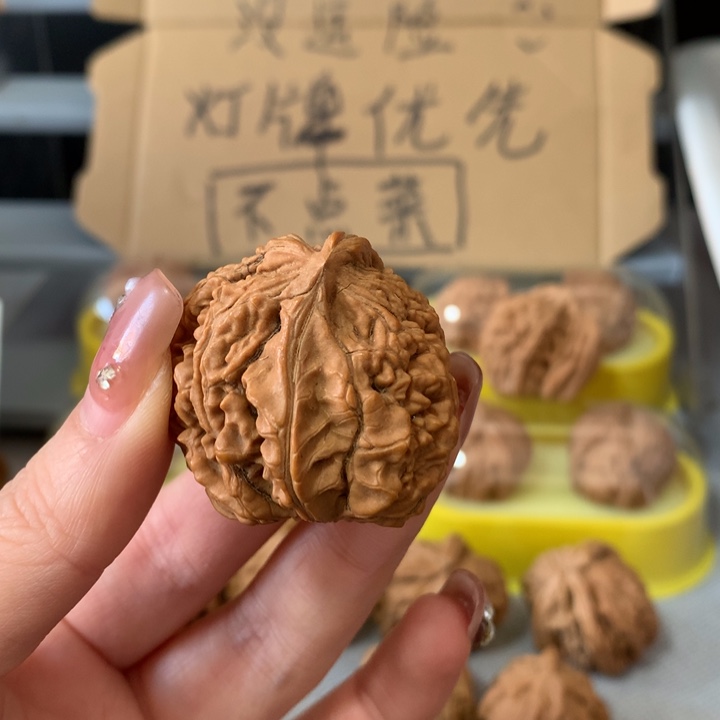 妖***惑吊坠文玩核桃异形单只，有瑕疵