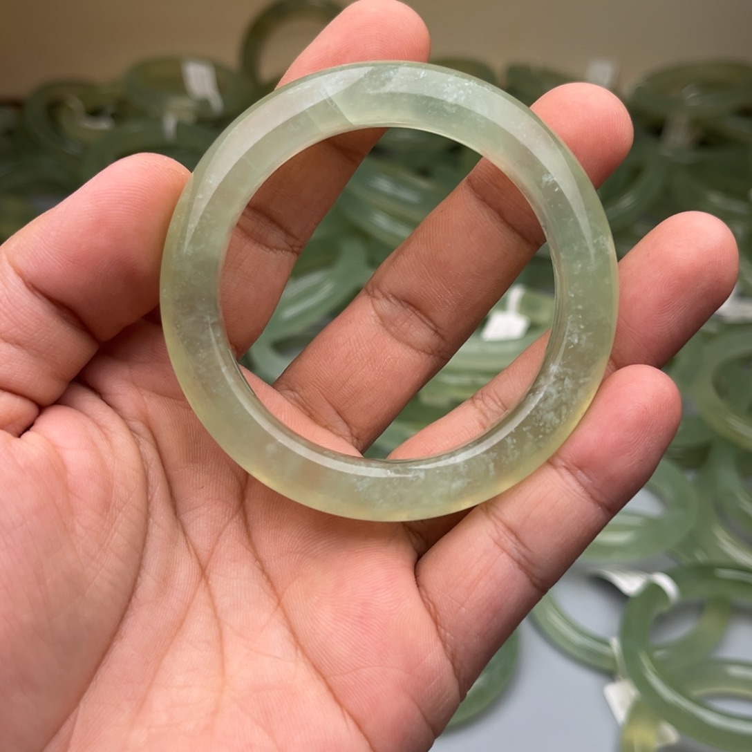 蛇纹石玉手镯未镶嵌抱**栗