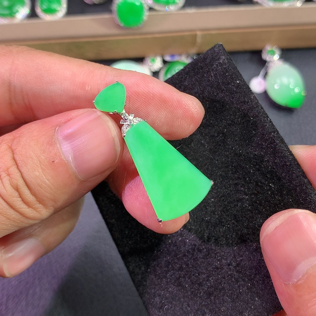 翡翠吊坠(赠链)18K金镶嵌