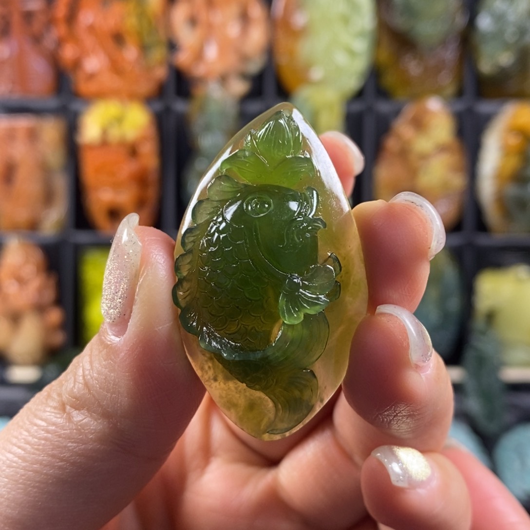 蛇纹石玉颈饰合金