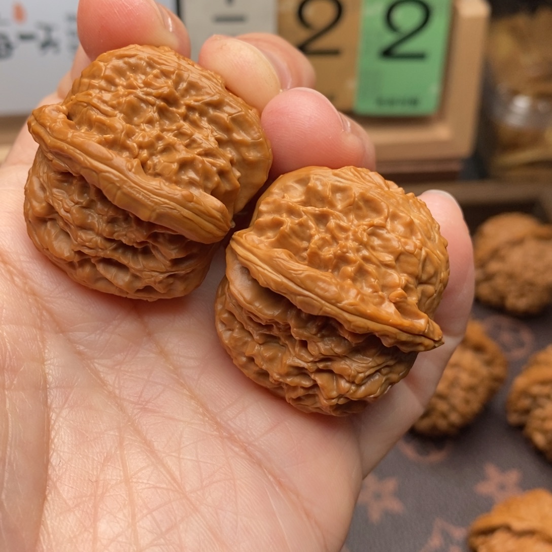 "***"文玩核桃把件三角白39