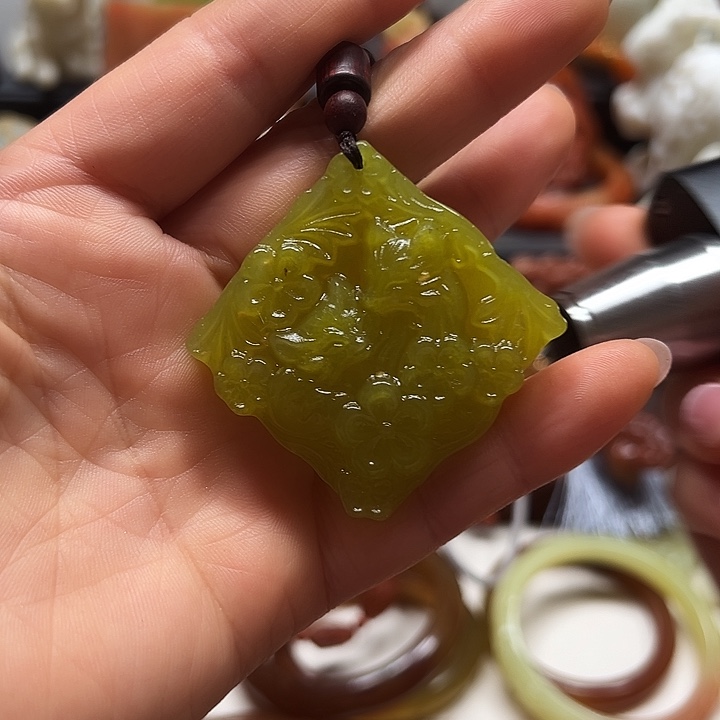 蛇纹石玉吊坠未镶嵌