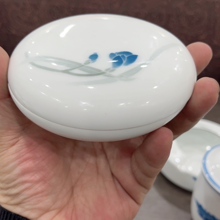 碗釉下五彩的瓷器和瓷器