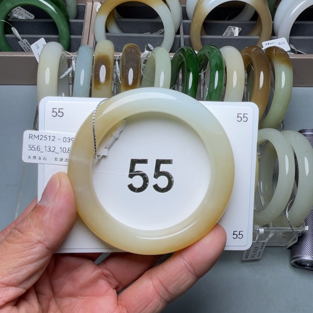 昌***宝和田玉未镶嵌手镯