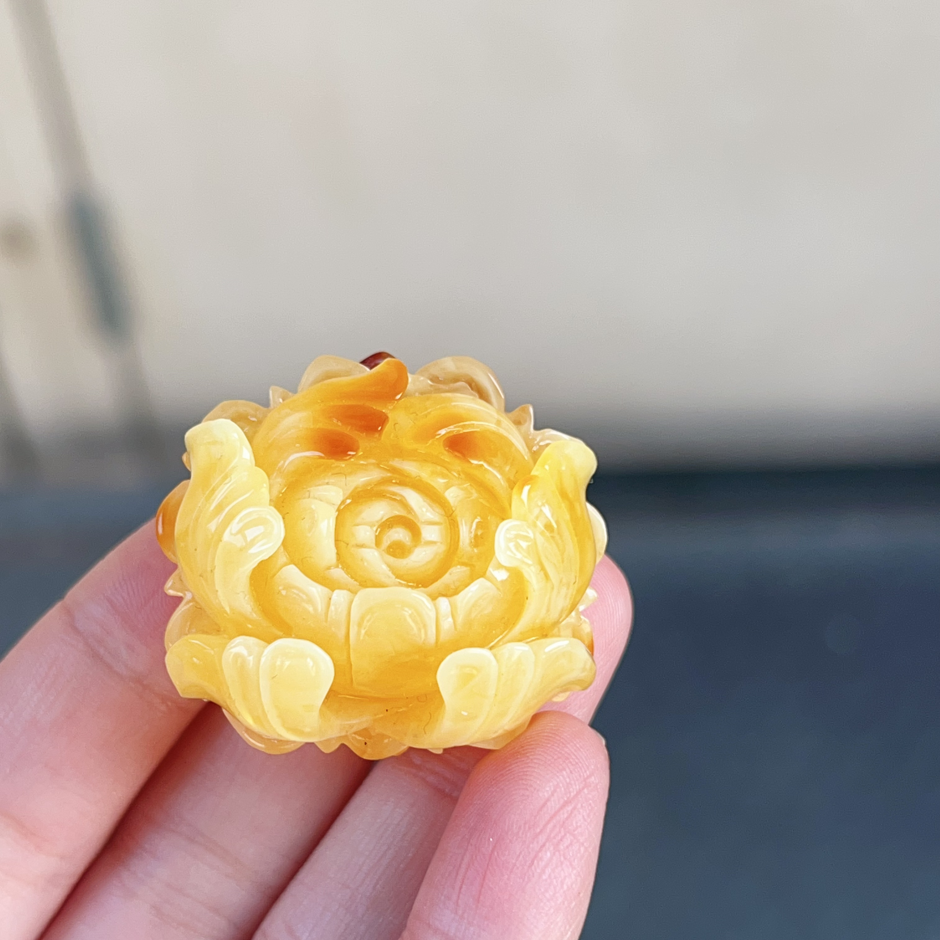 焦皮料蜜蜡牡丹花吊坠，满蜡俏色，雕工精美，15.8克，尺寸36.7～33～23