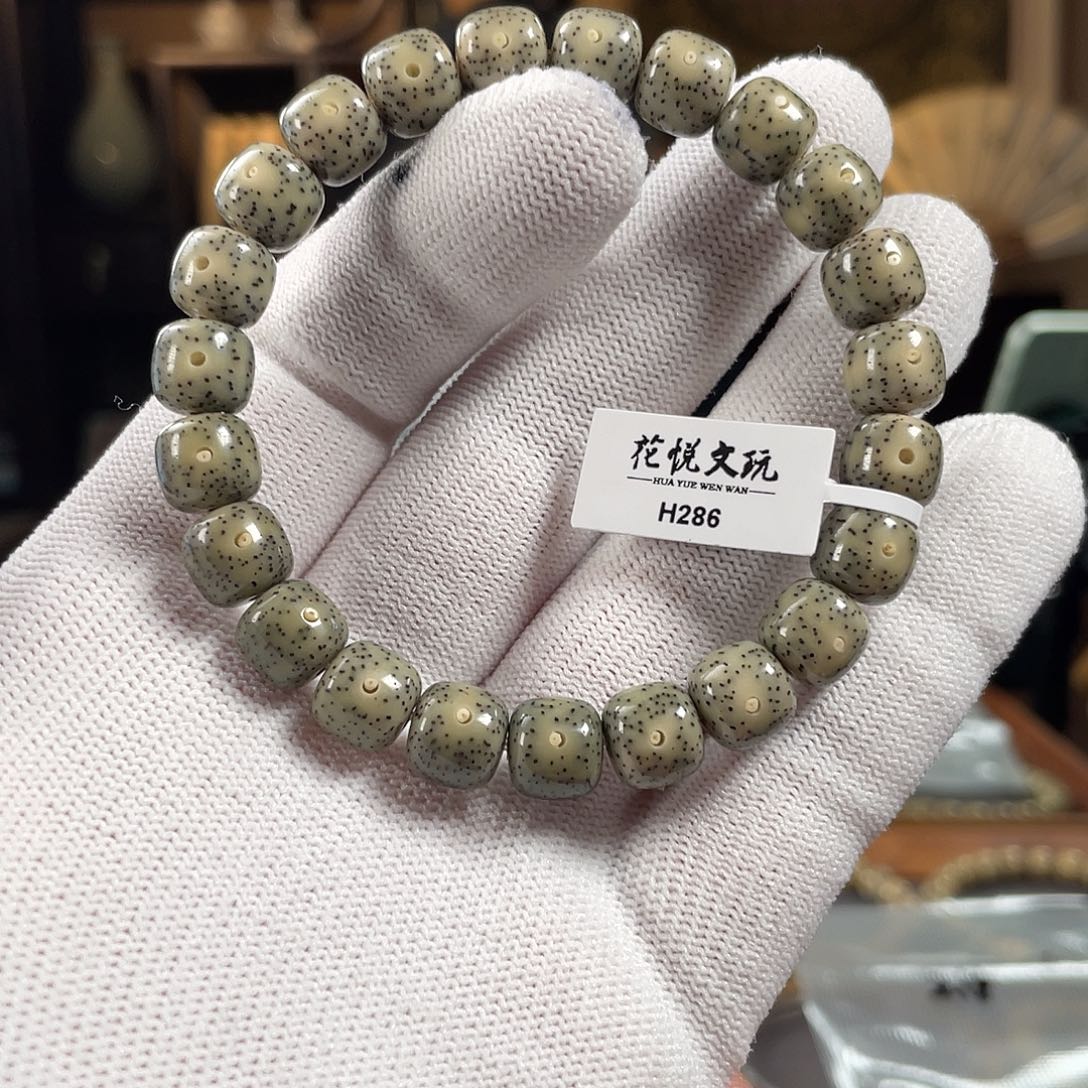 手串星月菩提10x9 石玉料满绿针尖星 H286