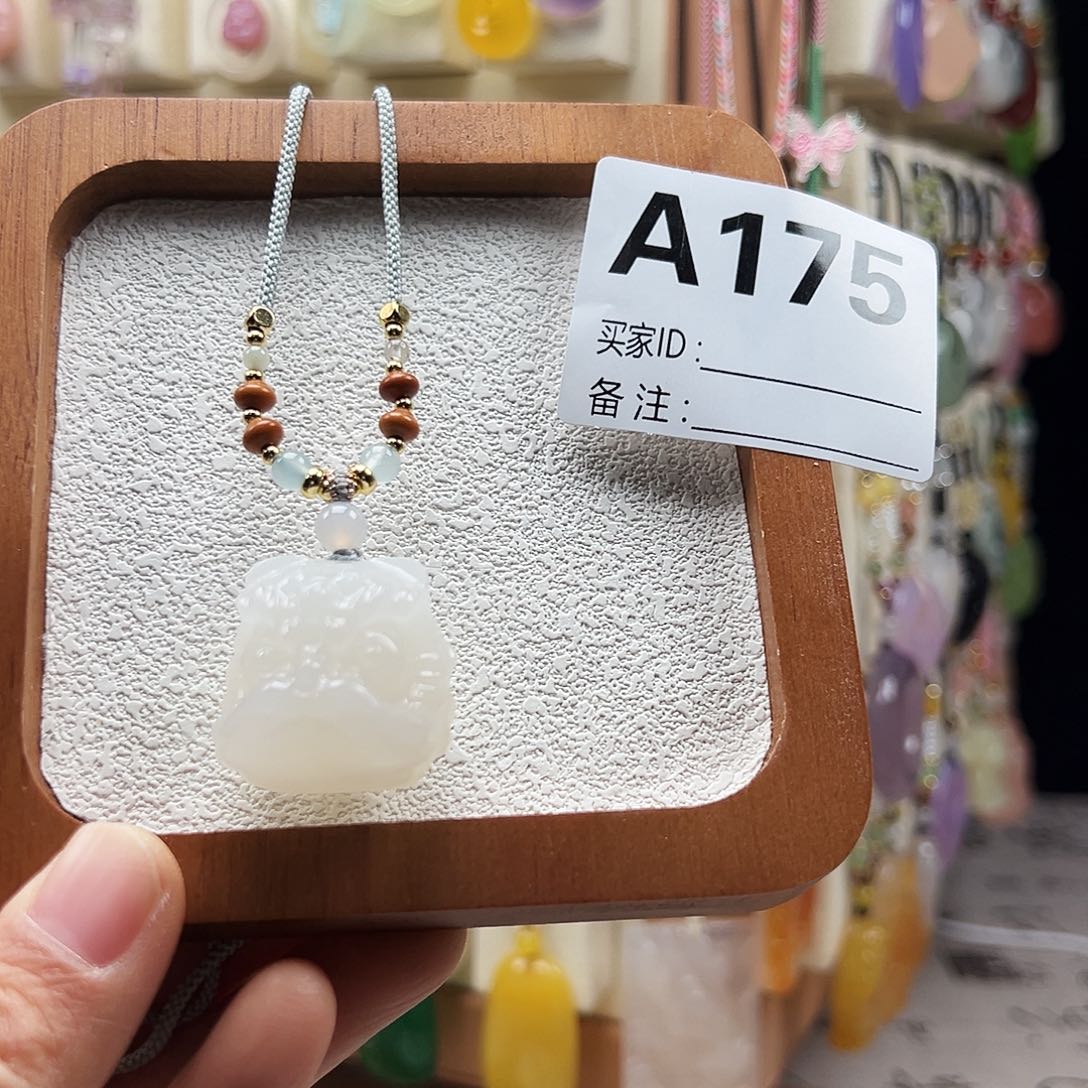 雨***穆石英质玉合金颈饰