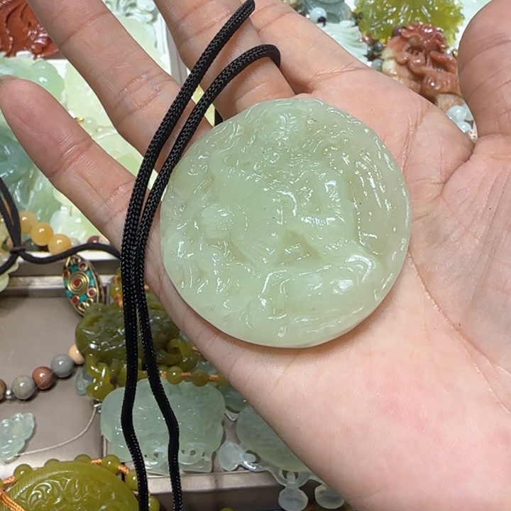 蛇纹石玉吊坠未镶嵌