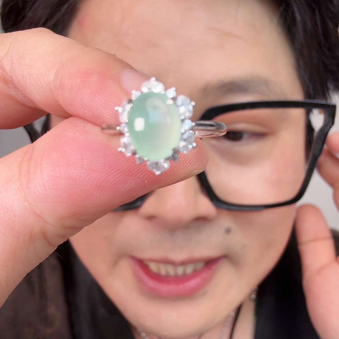 翡翠未镶嵌颈饰一件