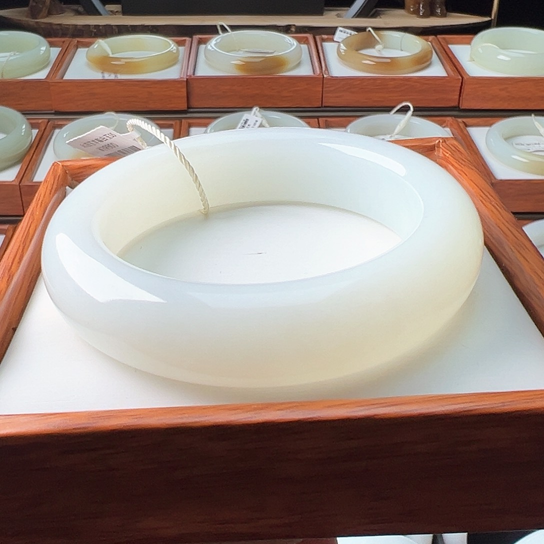 和田玉手镯未镶嵌