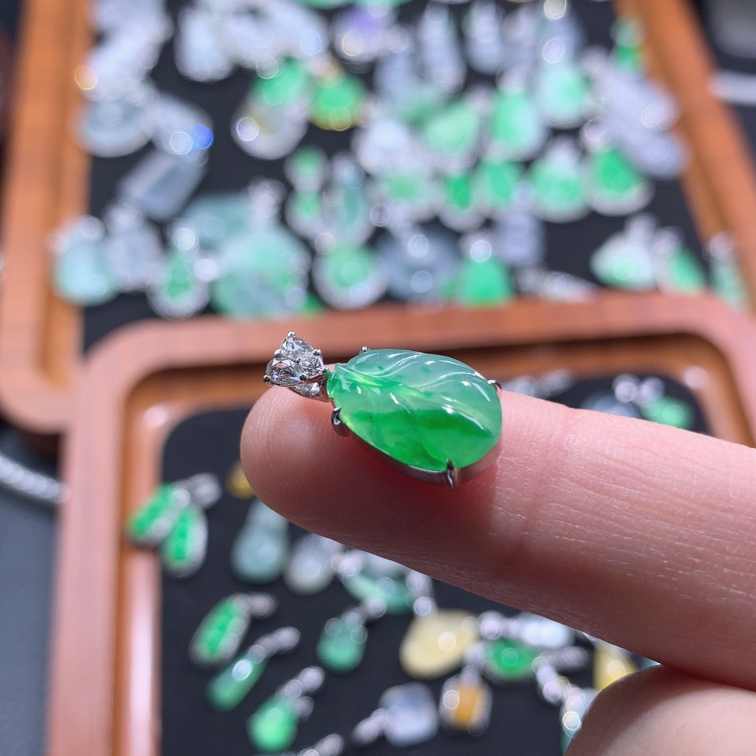 翡翠18K金镶嵌颈饰翠影鎏光叶子