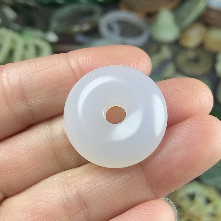 透闪石质玉未镶嵌颈饰