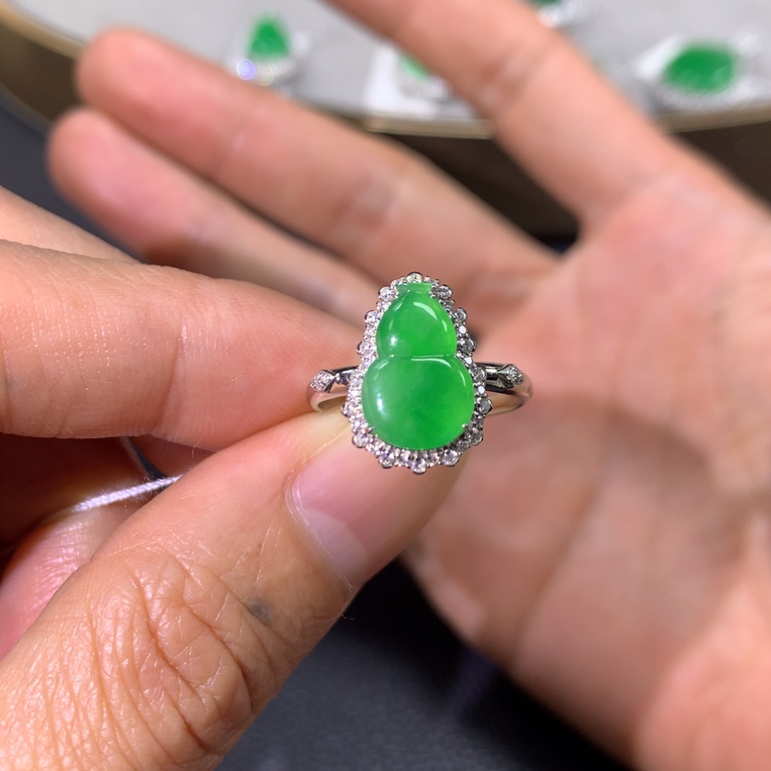 翡翠戒指18K金镶嵌翡翠