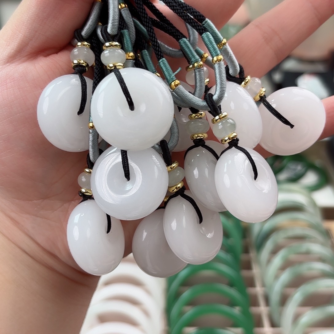 透闪石质玉吊坠(赠链)未镶嵌