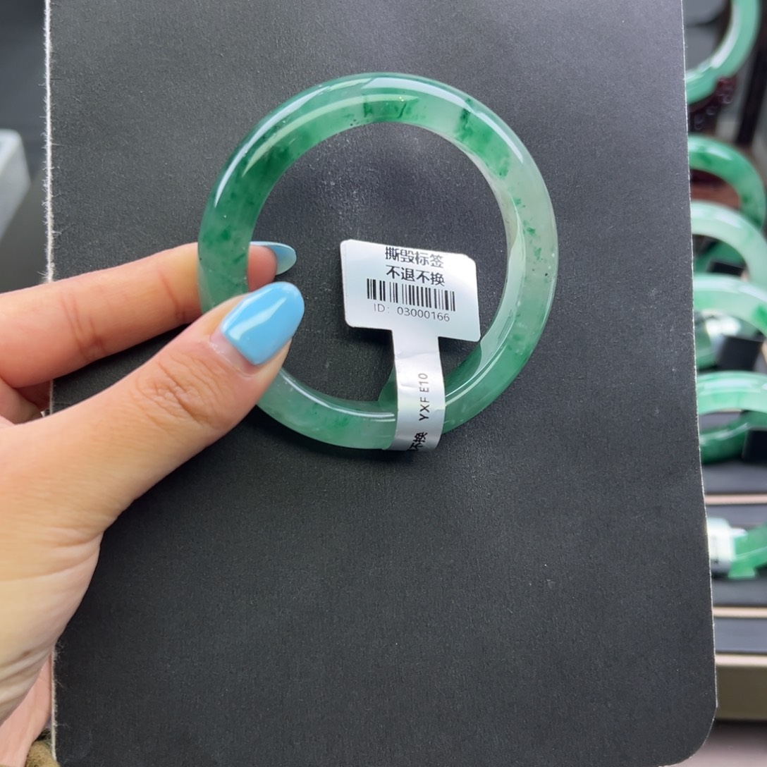 石英质玉未镶嵌手镯+周周56.6