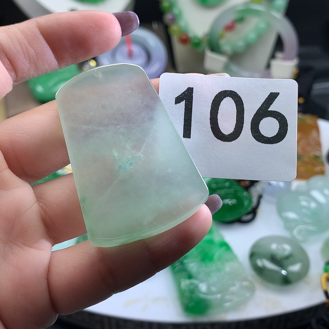 翡翠未镶嵌吊坠(赠链)