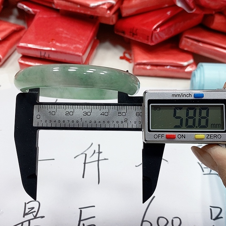 翡翠手镯未镶嵌9。 