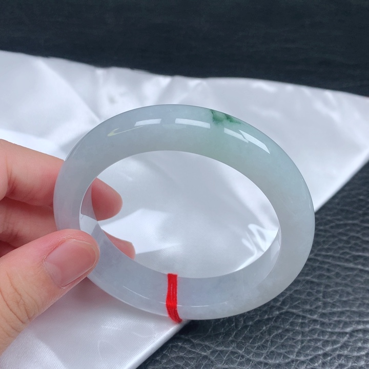 翡翠手镯未镶嵌。