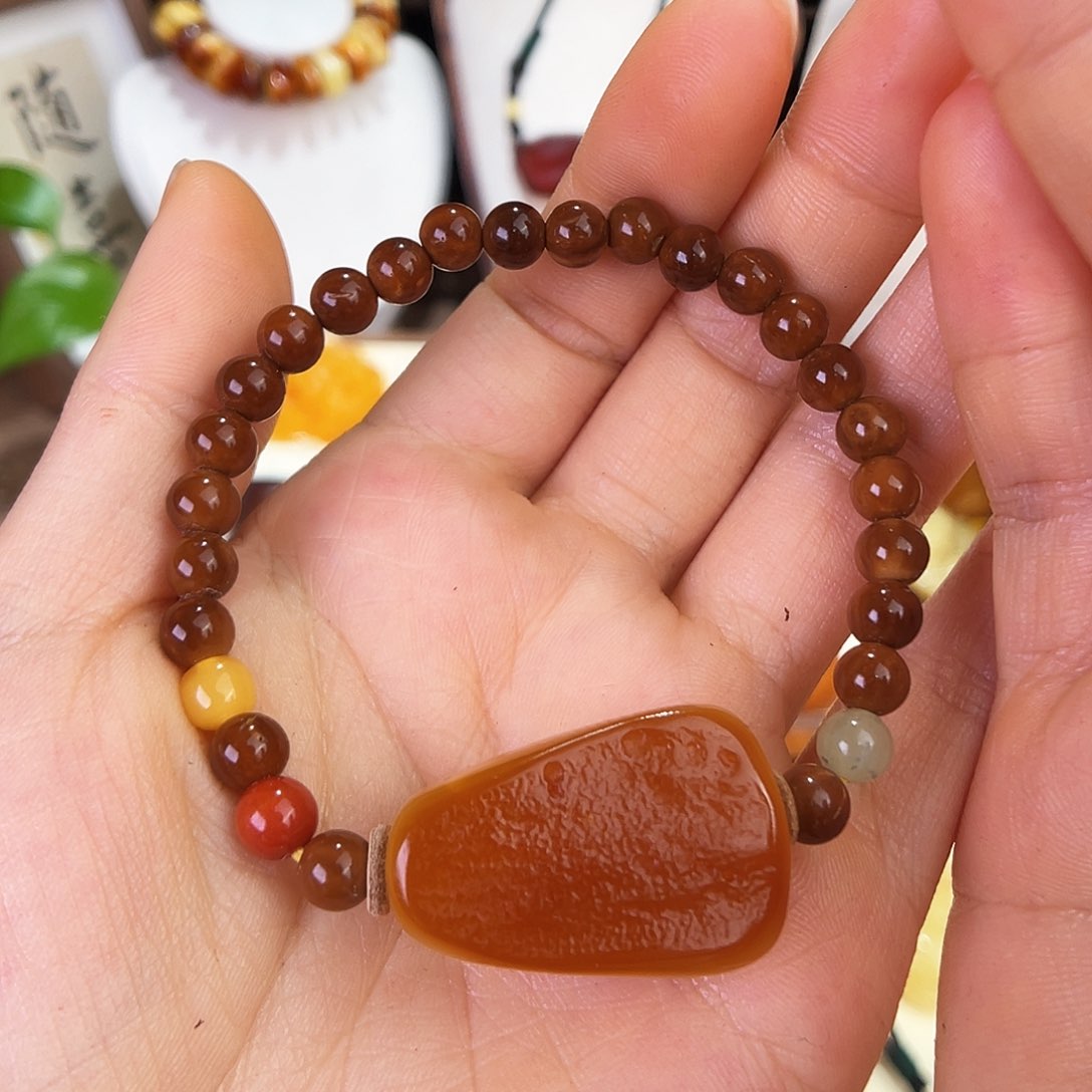 琥珀珠宝奇石未镶嵌。