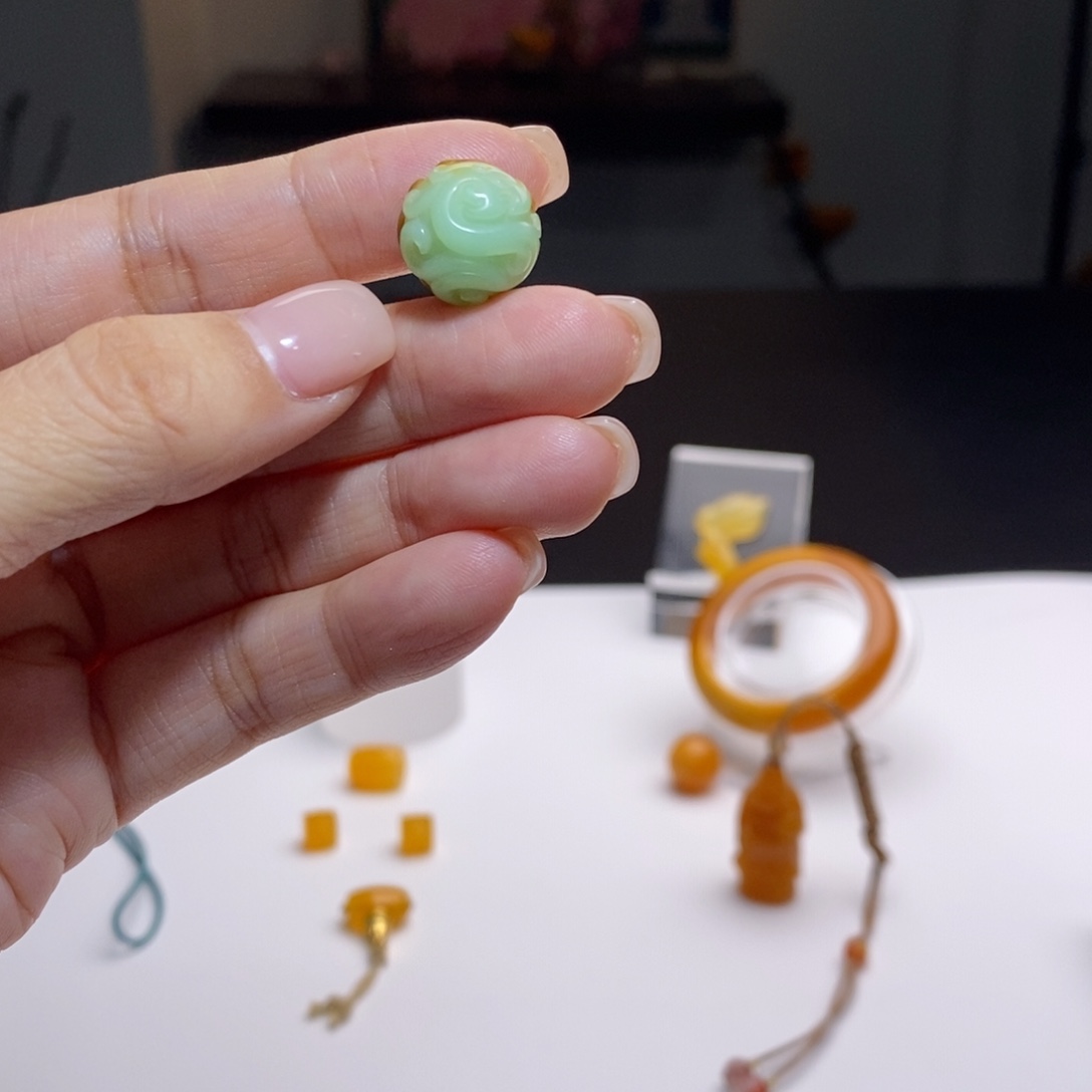 杏***明石英质玉（缅黄）未镶嵌颈饰