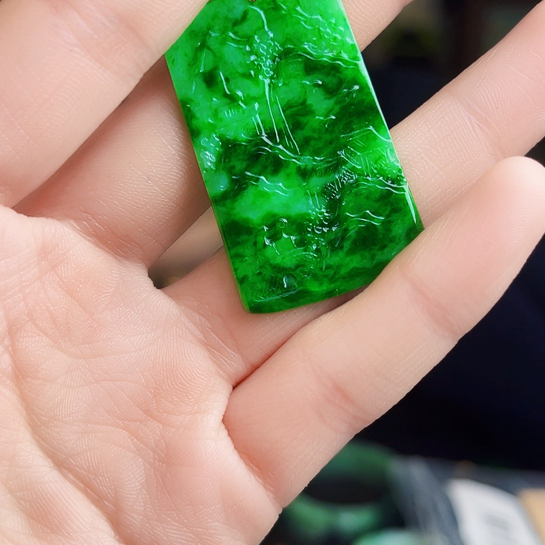 颈饰18K金镶嵌翡翠多样性