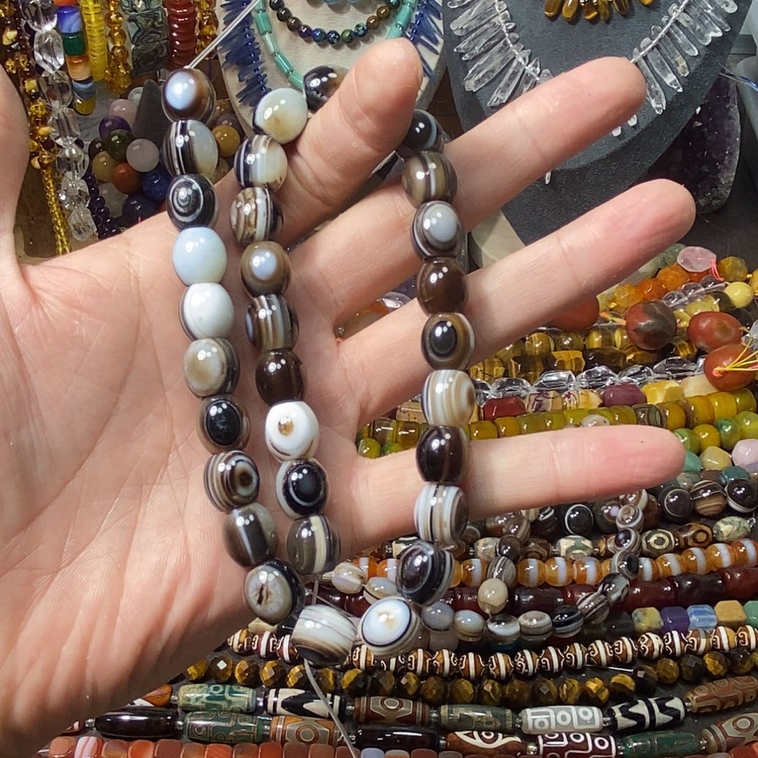 咻***碰石英质玉未镶嵌，自选一条，