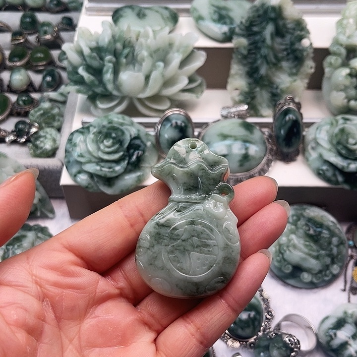 透闪石-蛇纹石玉颈饰未镶嵌