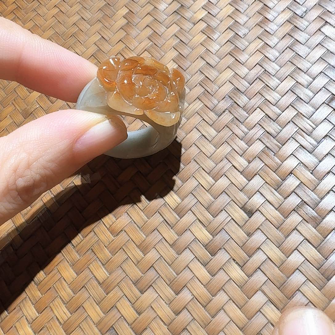 未镶嵌戒指翡翠个性十足
