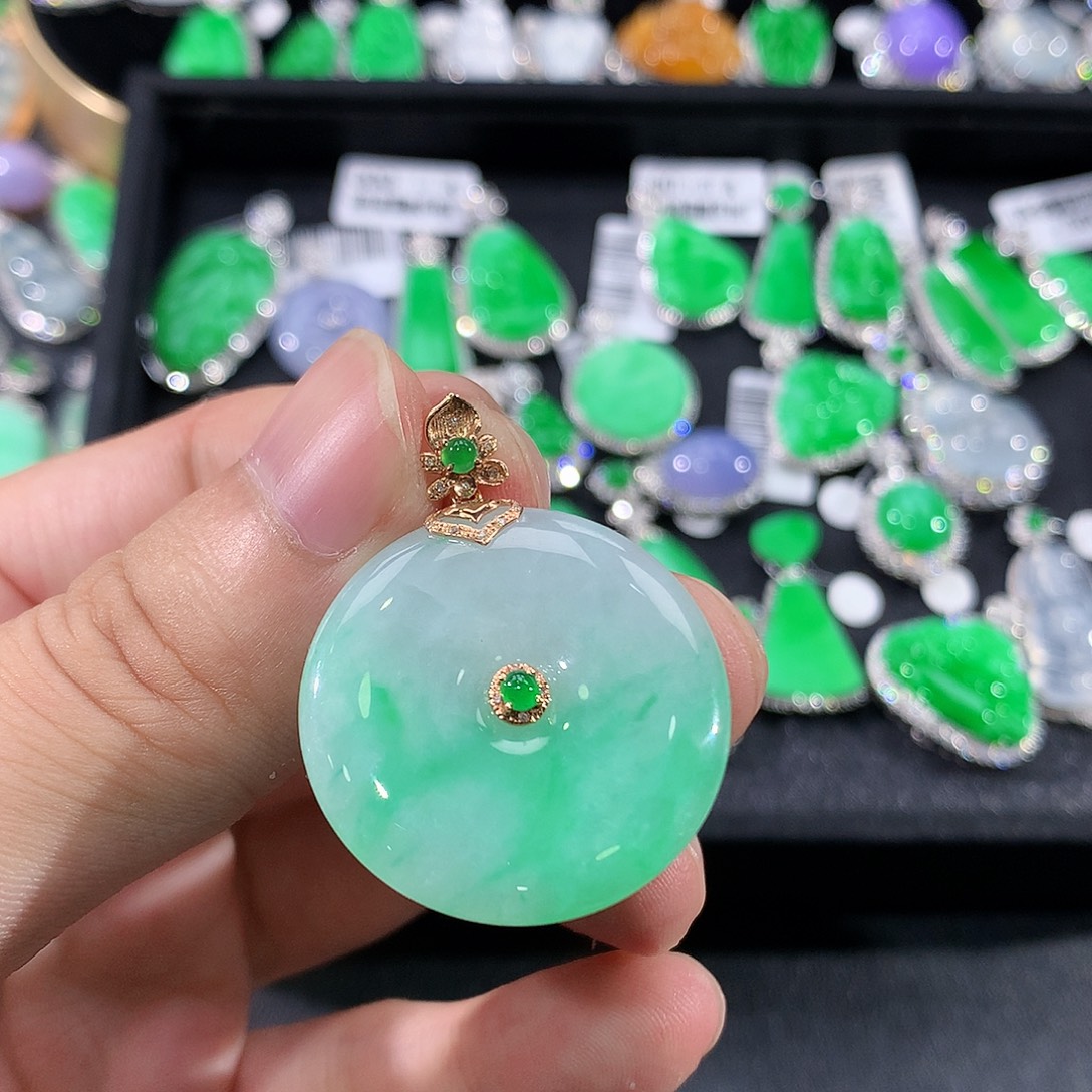 翡翠18K金镶嵌颈饰