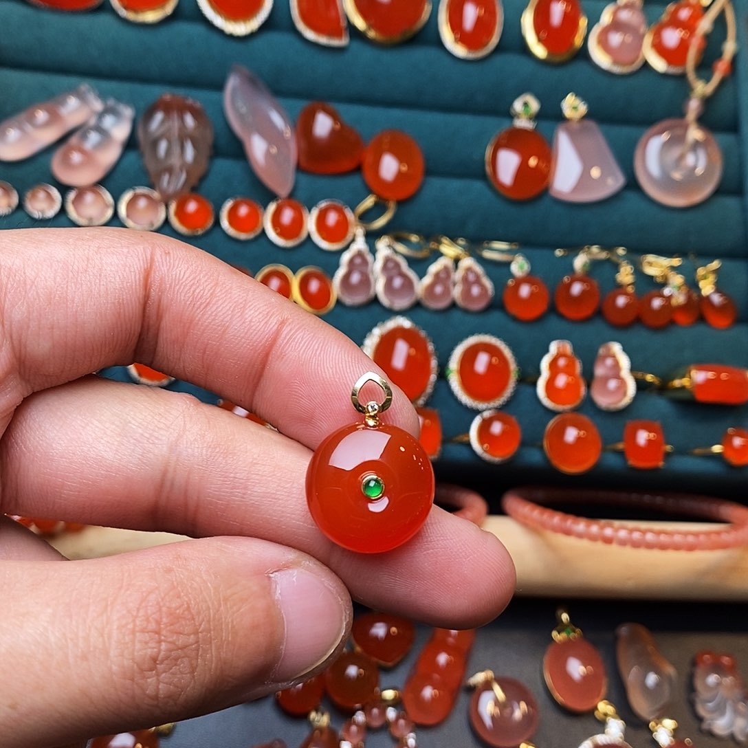 小****南红玛瑙18K金镶嵌颈饰