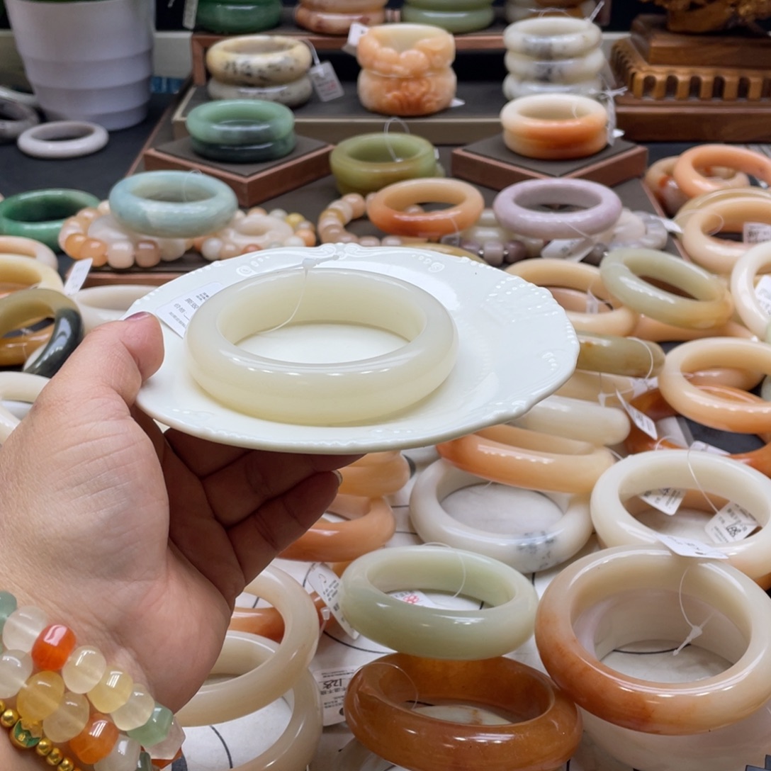 草***原石英岩玉未镶嵌手镯