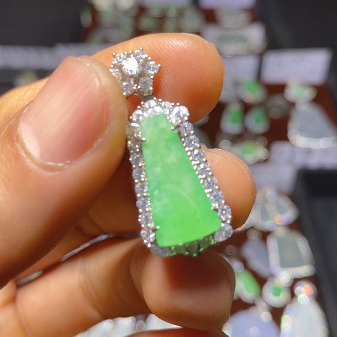 翡翠颈饰银S925镶嵌甜绿无事牌