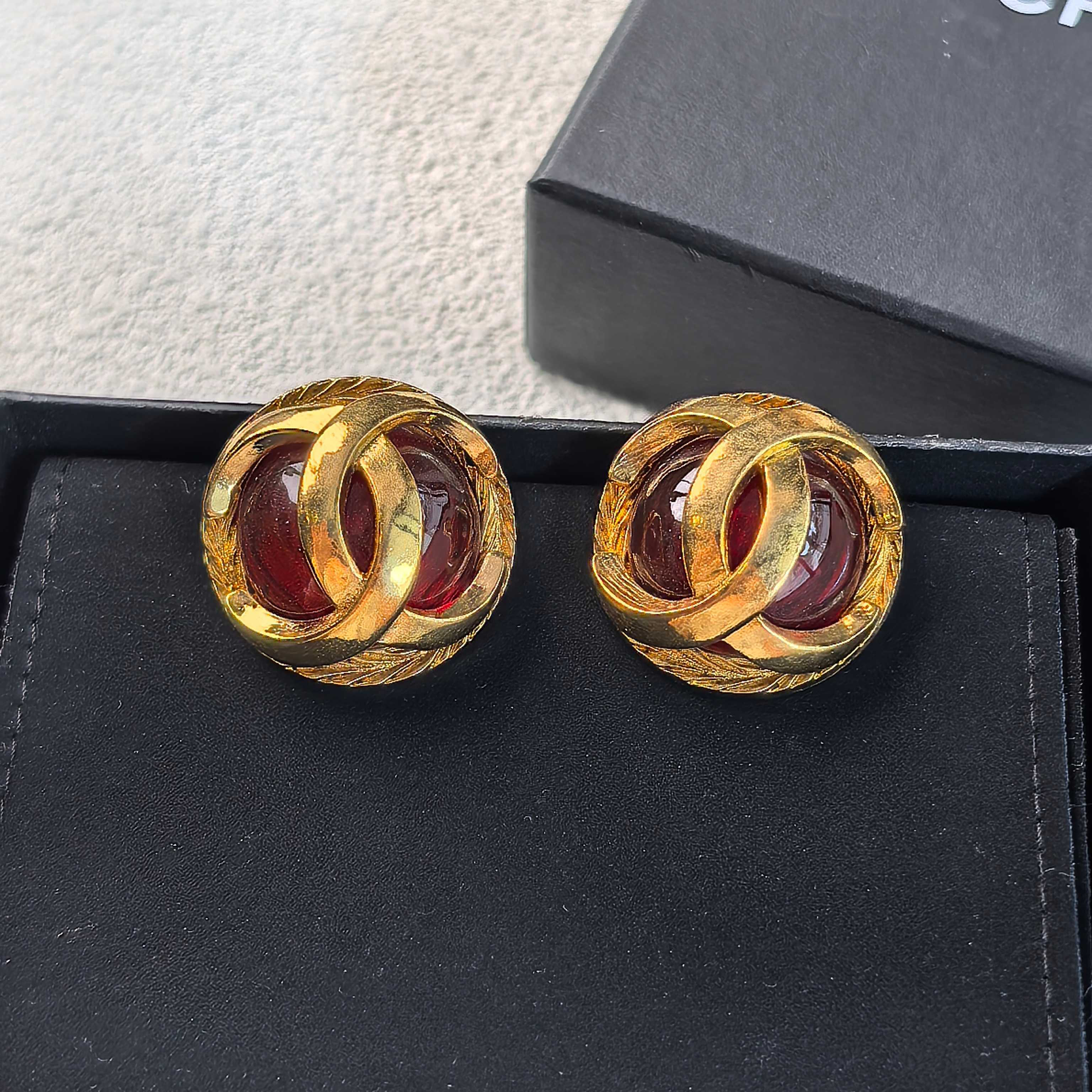 99新 Chanel/香奈儿 Chanel 红琉璃圆盘耳夹