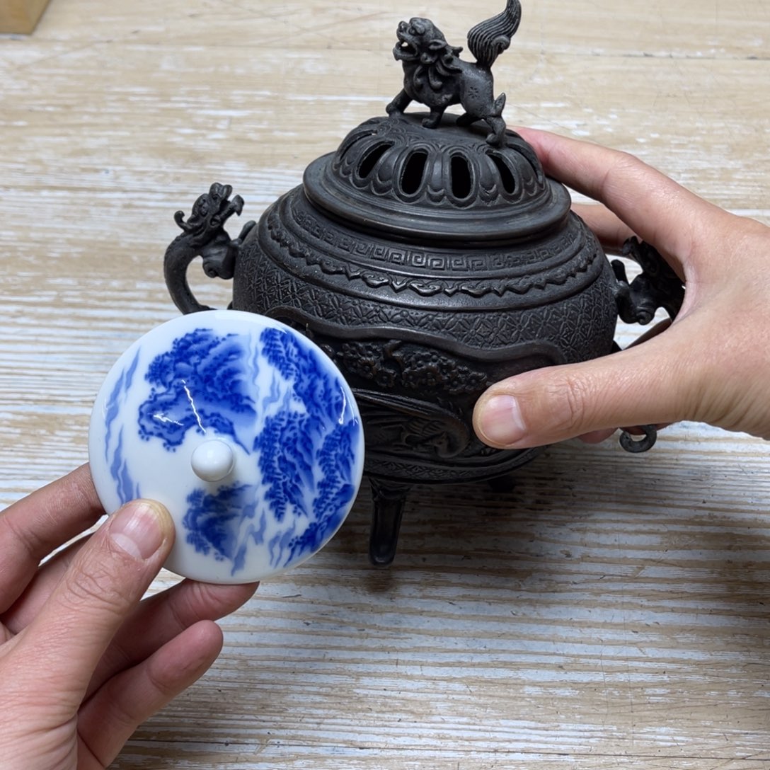 瓷片密密麻麻的一个人