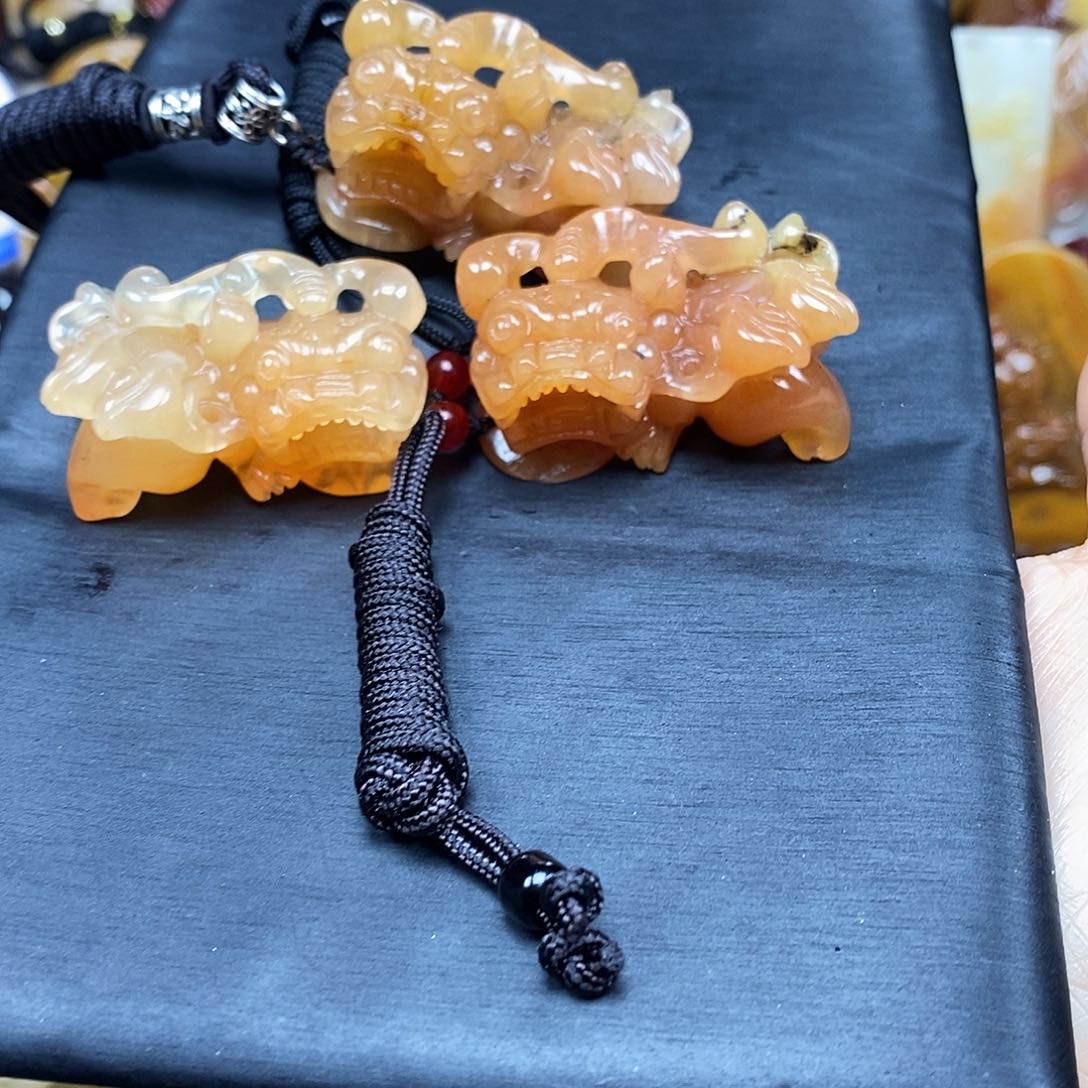 石英质玉（黄龙玉）颈饰未镶嵌